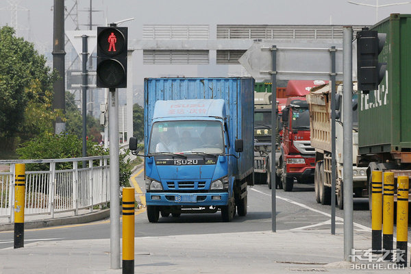 卡车转向后车轮不能自动回正 怎么办？