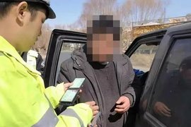 载11人严重超员 疯狂皮卡车超载撒欢跑！
