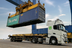 ���˼�ʻͶ��ۿ����䣬��·���仹Զ��