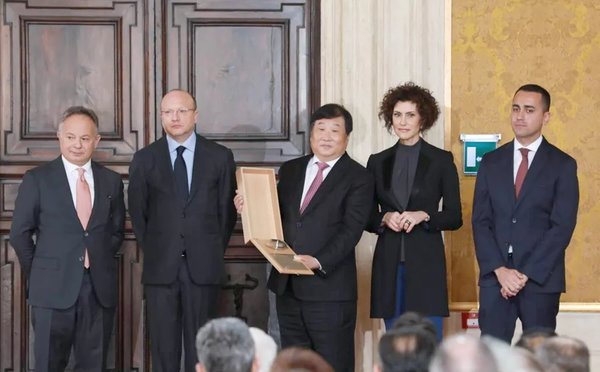 �����������״����õ��г�����ͨ��֤��