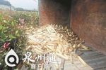 泉南高速货车侧翻 现场散落着“金条”
