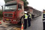 高唐查扣两辆超吨大货车 三辆正在查办