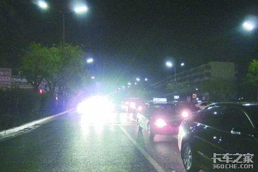 路霸劫匪专抢大货车，卡车司机要警惕