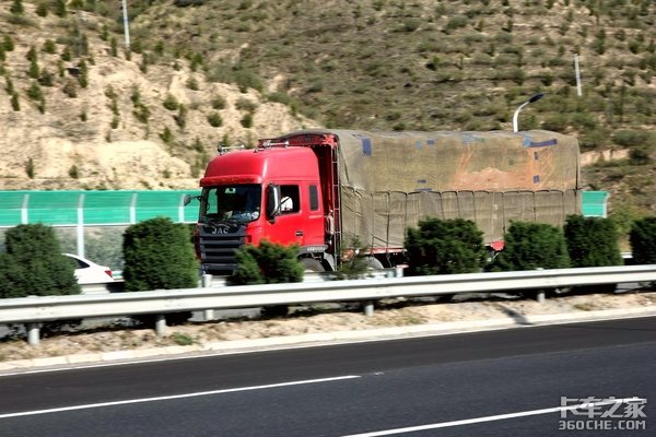 路霸劫匪专抢大货车，卡车司机要警惕