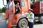 司机放假客户催货 总监无证驾驶被拘留