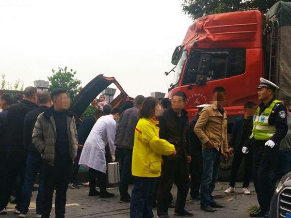 ���������˼�ʻ��&nbsp;�ﳵ����С����ײ��