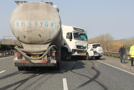 飙车惯了刹不住了！半挂车竟撞坏仨轿车