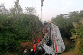 突发！沈海高速黄塘高速口一大挂车冲出护栏侧翻 2人被困！