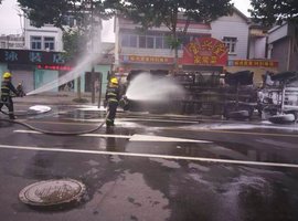 30吨油罐车侧翻泄漏 多个部门奋战排险