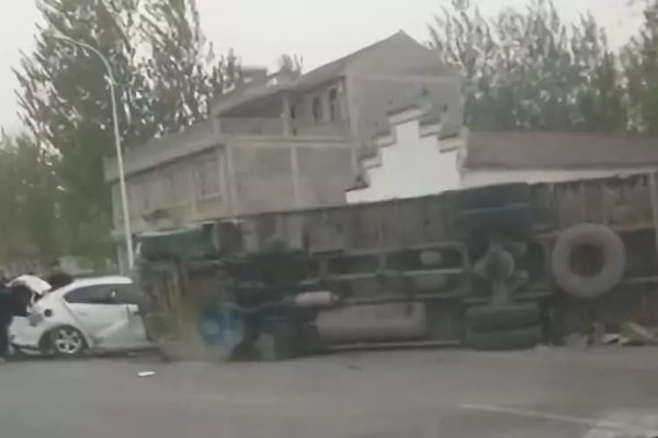 �ڻƺ�ӣ���������ײ&nbsp;����һ�����෭