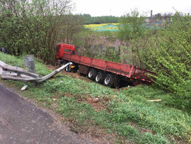 雨天路滑 一红色货车失控侧翻冲出高速