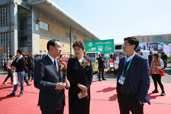 解放國(guó)六環(huán)衛(wèi)車亮相 攜手共建美麗中國(guó)