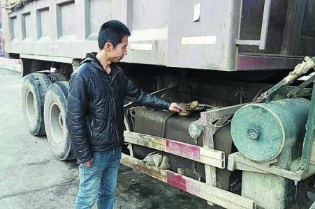 路边大货车注意啦河源市区出现偷油贼图片列表