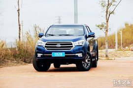 皮卡车行驶中突然起火 得亏过路司机拎来6个灭火器