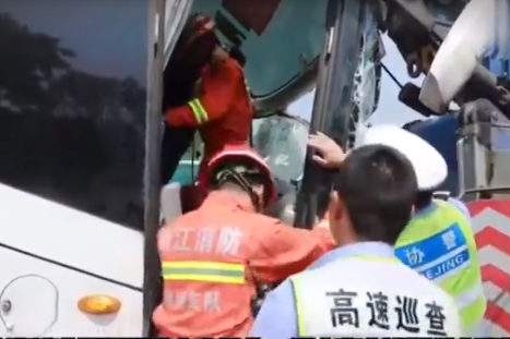 杭宁高速客车追尾货车 导致20余人被困