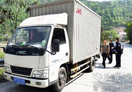 三男子驾普通货车非法运输25个液化气罐 被拘15日