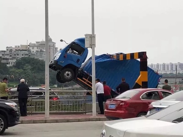 ���գ�һ��������&nbsp;��ͷ���ڿ����²���