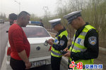 货车驾驶员不系安全带 存在隐患太大了