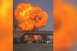 陕西榆林一油罐车起火爆炸 现场燃起巨型火球