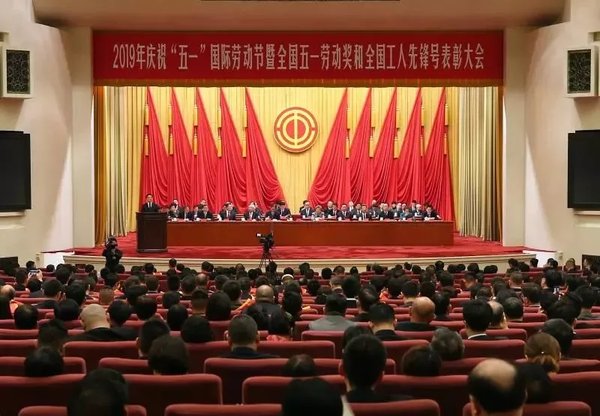法士特李锋荣获“全国五一劳动奖章”!