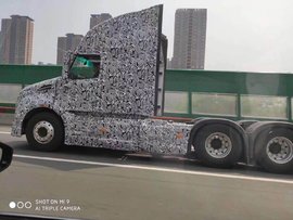 全身贴满伪装 疑似陕汽长头卡车曝光 卡友评论有点美国长头车味道