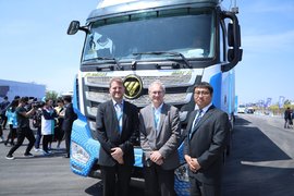 欧曼超级重卡跟驰标准验证 顺利完成自动驾驶列队