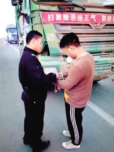 严管渣土车违法 一周40多名司机被拘留