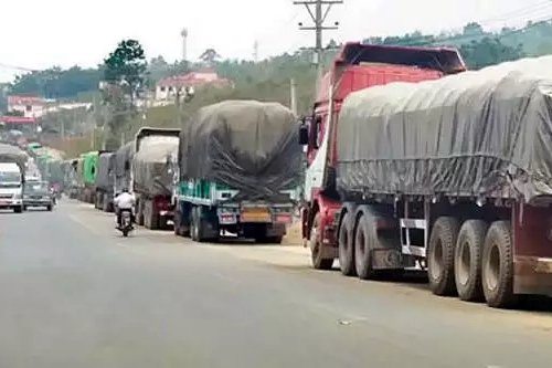 由缅甸进入中国 曼威口岸的货车排长龙