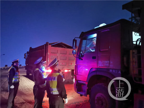 执法人员夜查渣土车 10辆有6辆存在同一安全隐患
