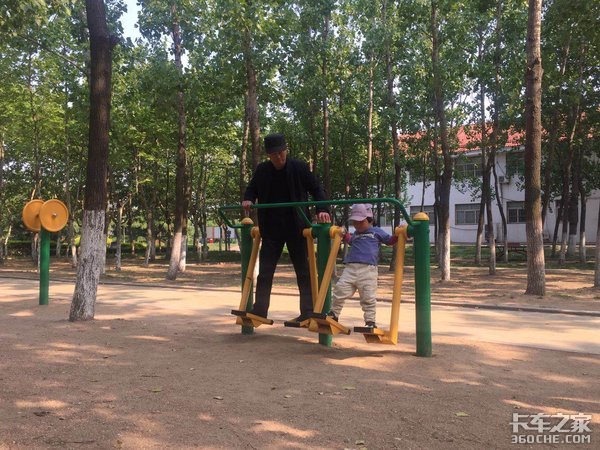 远离父母妻儿，卡车司机：我也不想这样
