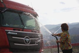 夏季开车上演拳王争霸？ 这八大行车隐患，不得不说！