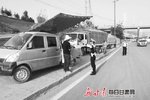 河北:交警大队整治北环路货车售瓜摊点