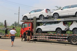 运价不够"超载"来凑?  违规轿运车疯狂玩擦边球,卡友：建议严惩