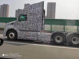 内饰酷似X6000 这台被猜测为陕汽的长头卡车 被卡友深度曝光!