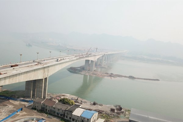 岷江二桥已管制 半幅封闭半幅双向通行