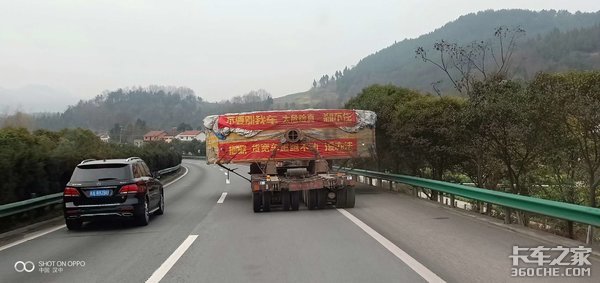 杭州人行天桥为何会被货车撞塌，问题到底出在哪儿？