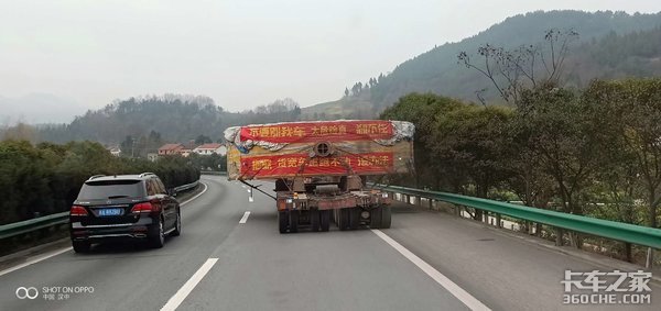 杭州人行天桥为何会被货车撞塌，咋回事