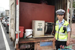 交警打开车厢门 货车被改装秒变加油车