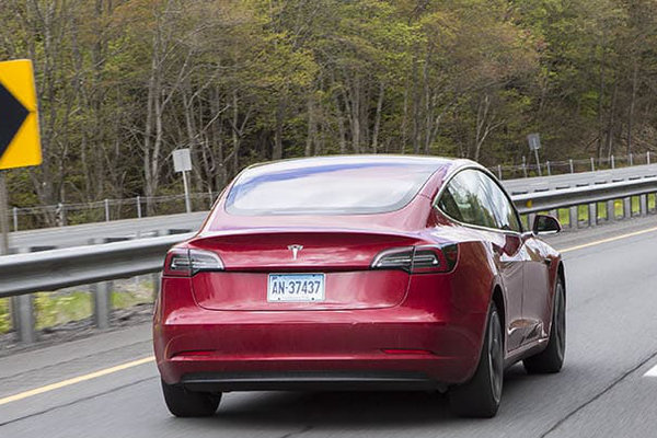 《消费者报告》表示 特斯拉自动换道功能还没人类驾驶员技术好