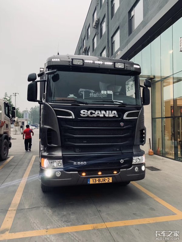 560马力V8发动机，实拍远东探险队斯堪尼亚R560越野房车
