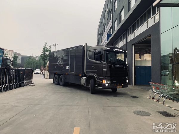 560马力V8发动机，实拍远东探险队斯堪尼亚R560越野房车