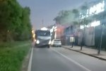 阜阳一渣土车！竟然敢在慢车道上逆行！