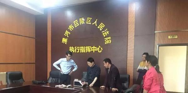 һ����ͣ·�߱�ײ��&nbsp;ȴ���⳥����20��?