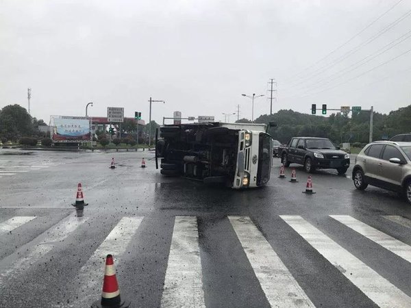 �򺣽�ͷһ������Ư��&nbsp;һ���������绢