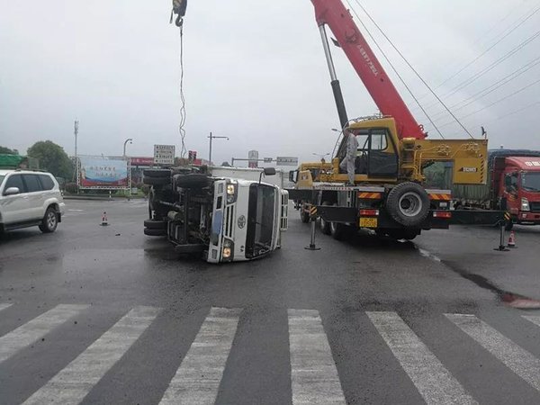 �򺣽�ͷһ������Ư��&nbsp;һ���������绢