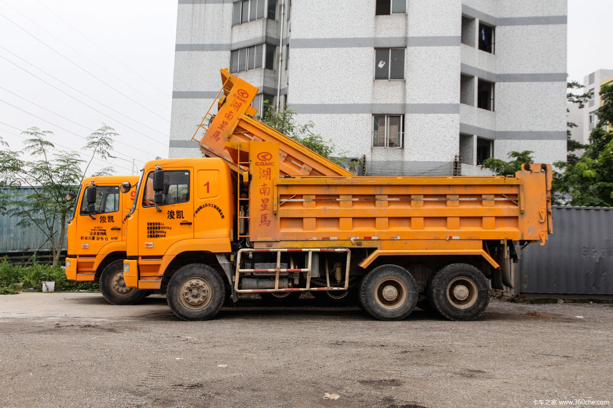 新型渣土车维持高效率他们选择了华菱图片列表