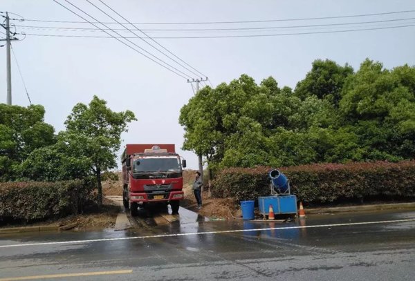 还有这操作！镇江新区给渣土车“洗脚”