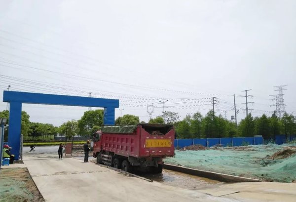还有这操作！镇江新区给渣土车“洗脚”