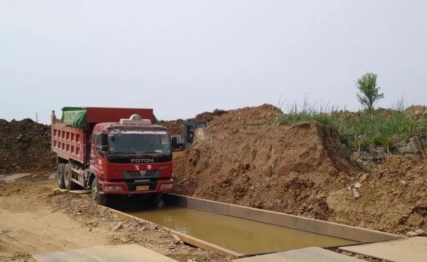 还有这操作！镇江新区给渣土车“洗脚”