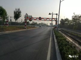 滨州南外环大货车乱绕限行 非机动车道被压变形!